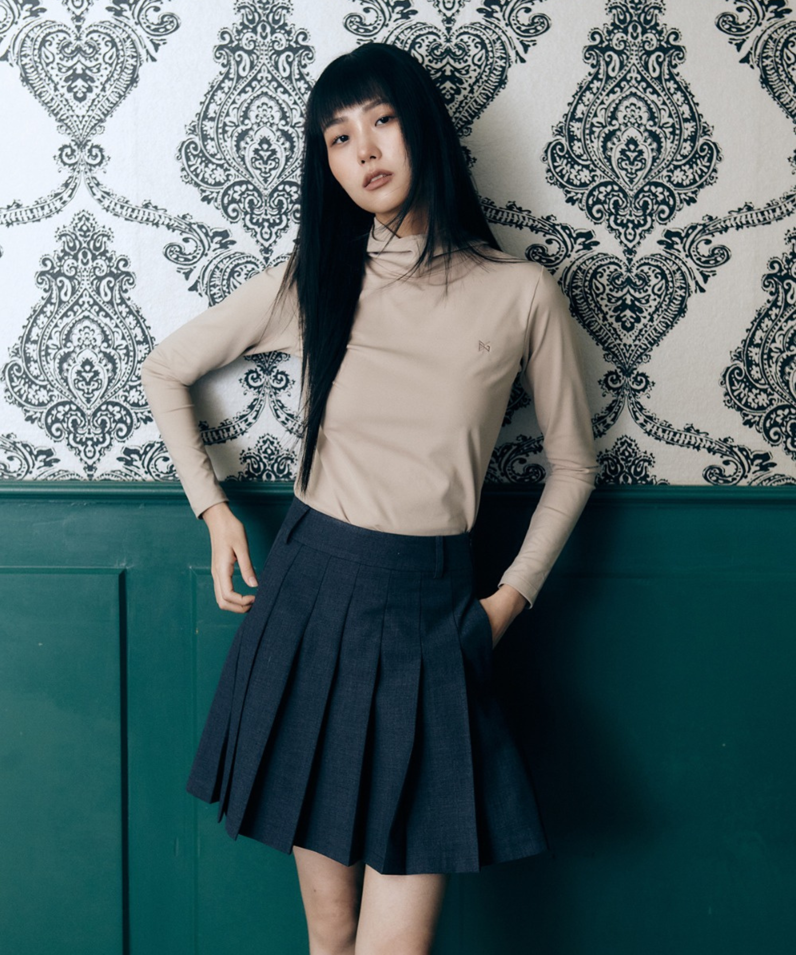 BERMUDA GRASS Logo Band Wool Pleated Skirt Charcoal